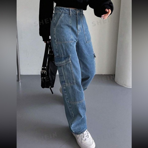 High waisted, cargo jeans - super comfy and perfect for summer! - Picture 3 of 10